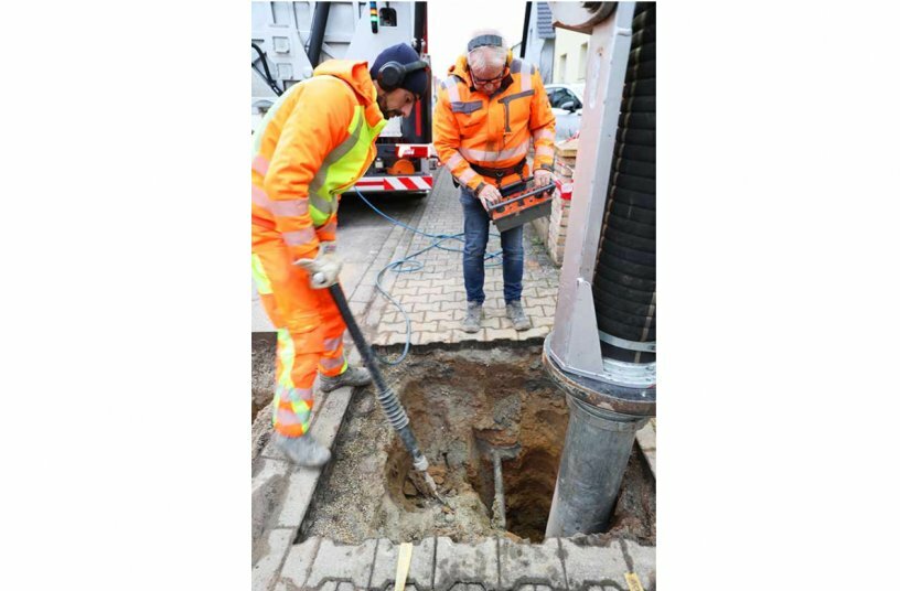 Das mit dem hydraulischen Spaten gelöste Material wird direkt aufgesaugt, ohne Strom- und Glasfaserleitungen zu beschädigen.<br>BILDQUELLE: MTS Mobile Tiefbau Saugsysteme GmbH