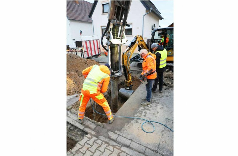 Der Saugbagger nimmt das, durch den hydraulischen Spaten gelöste Material, auf.<br>BILDQUELLE: MTS Mobile Tiefbau Saugsysteme GmbH