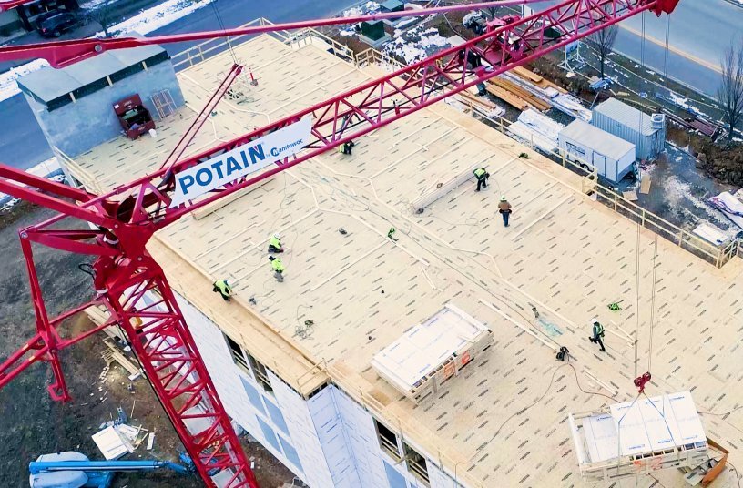 The Potain self-erecting crane makes Cedar Run’s crew more efficient by placing materials precisely where they are needed.<br>IMAGE SOURCE: THE MANITOWOC COMPANY, INC.