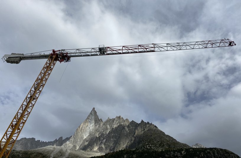 Potain MDT 109 cranes assembled by helicopter on French glacier<br>IMAGE SOURCE: THE MANITOWOC COMPANY, INC.