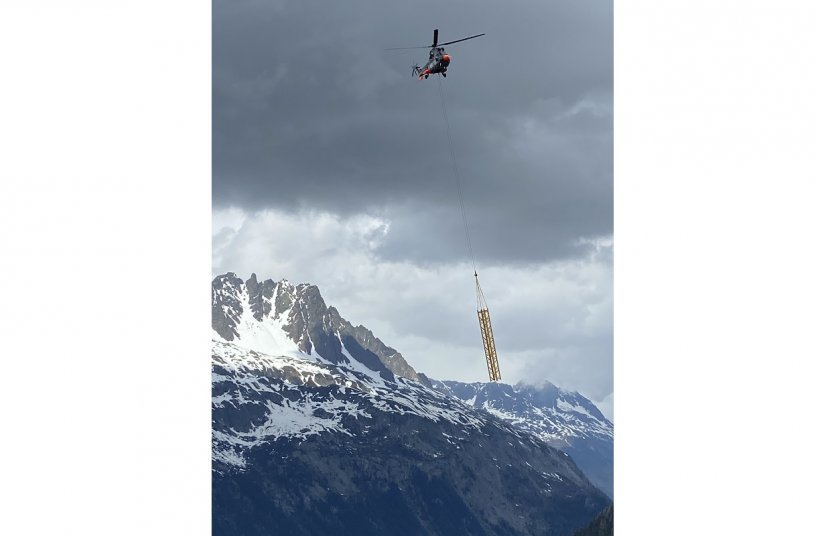 Potain MDT 109-Krane werden per Hubschrauber auf einem französischen Gletscher montiert<br>BILDQUELLE: THE MANITOWOC COMPANY, INC.
