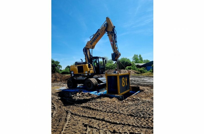Mit dem MX14 kann man auch 8 Tonnen schwere Objekte aus dem Graben heben.<br>BILDQUELLE: Hydrema Baumaschinen GmbH