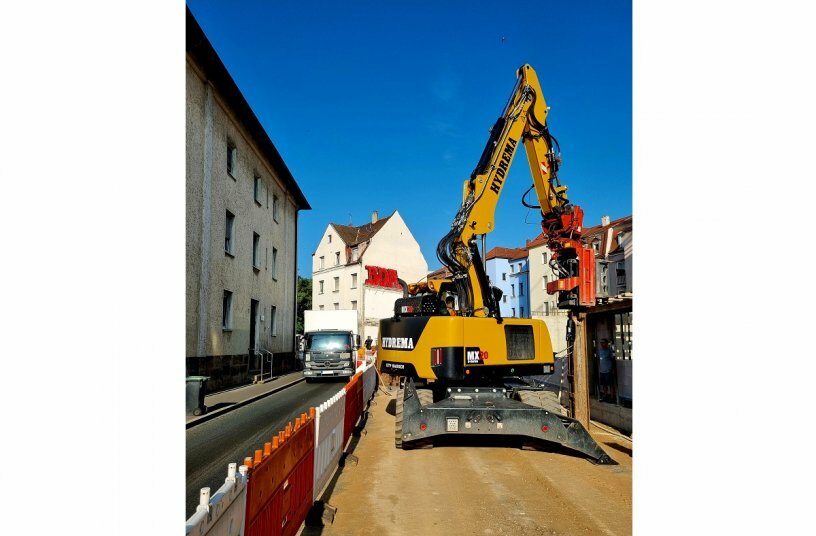 Setting or pulling heavy planks is possible with the ram on the MX City excavator, even on cramped construction sites. <br>IMAGE SOURCE: Hydrema Baumaschinen GmbH