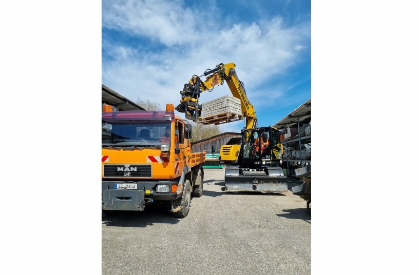 For the MX City excavator, the tailboard walls do not need to be lowered to load a pallet.<br>IMAGE SOURCE: Hydrema Baumaschinen GmbH