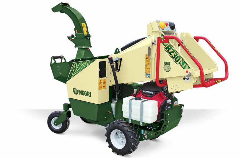 Ebenfalls in Eisenach zu sehen ist der selbstfahrende Häcksler 230. Er verfügt über ein faltbares, drehbares Auswurfrohr mit Einstellung der Auswurfweite. Das erleichtert nicht nur den Transport, sondern gewährleistet auch die Sicherheit des Bedieners, indem der zufällige Auswurf von Hackgut in seine Richtung verhindert wird.<br>BILDQUELLE: Negri S.R.L.