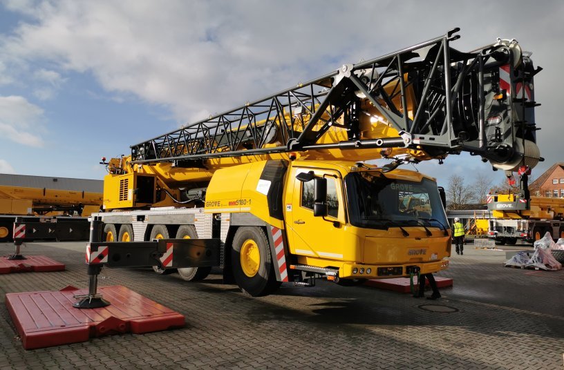 LOTOS Serwis’s Grove GMK5180-1 during the handover ceremony at the Manitowoc factory in Wilhelmshaven, Germany. <br> Image source: MANITOWOC COMPANY, INC. 