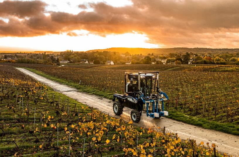 New Holland Straddle Tractor TE6 Range<br>IMAGE SOURCE: New Holland Agriculture