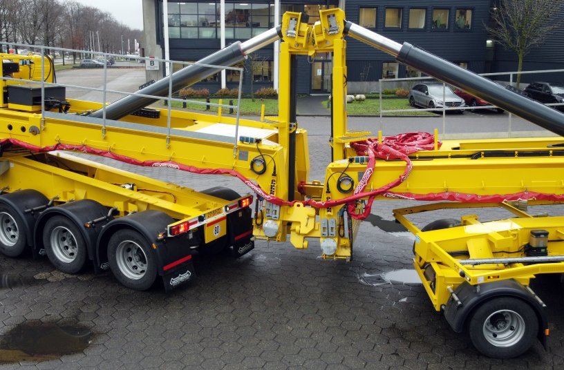 The increase in ease of operation, safety and efficiency is also reflected in the way in which the tower sections are connected to the lift adapters of the Nooteboom MWT-XL. <br> Image source: Nooteboom Trailers