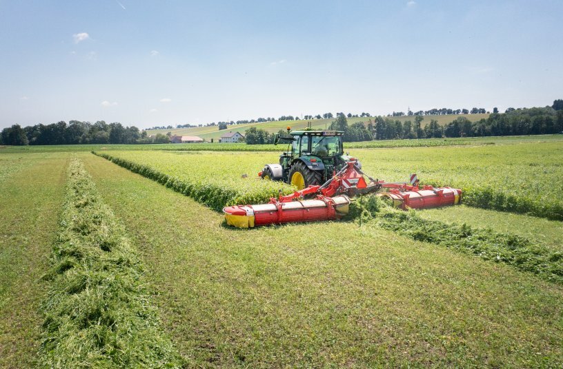 NOVACAT V 9200 CF for perfect swath placement<br>IMAGE SOURCE: PÖTTINGER Landtechnik GmbH