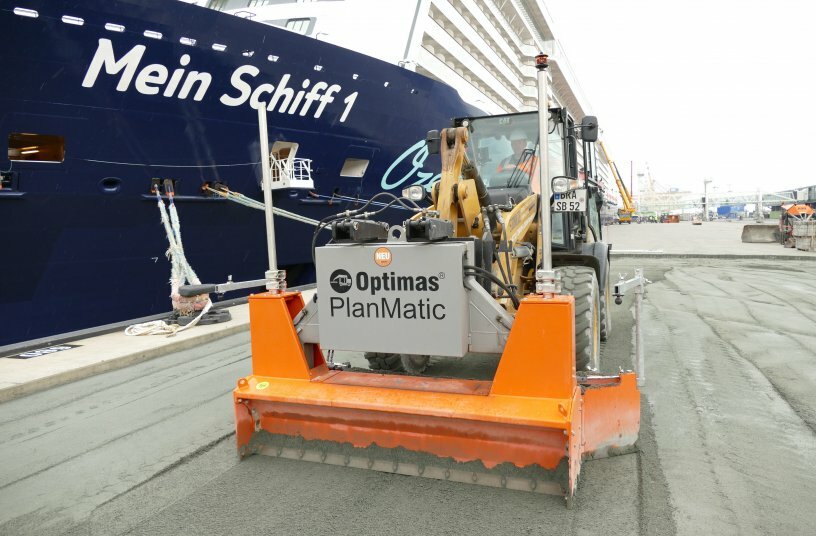Das Optimas Planiersystem PlanMatic mit 3-D-Steuerung ebnet den Untergrund für die Pflasterung der neuangelegten Columbuskaje in Bremerhaven.<br>BILDQUELLE: Optimas GmbH