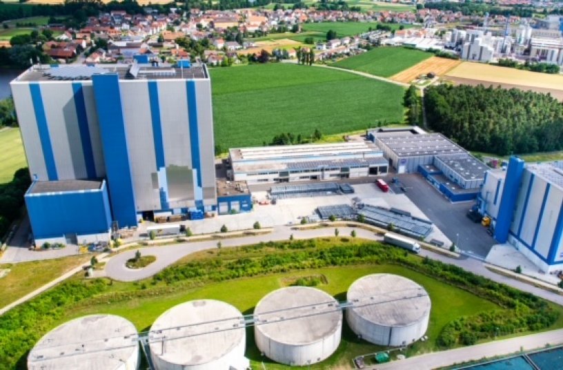 Siebzig Meter hoch ist der größere der beiden Türme, die der Rädlinger Maschinen- und Stahlbau GmbH an ihrem Standort in Schwandorf als Lager dienen.<br>BILDQUELLE: Rädlinger Maschinen- und Stahlbau GmbH