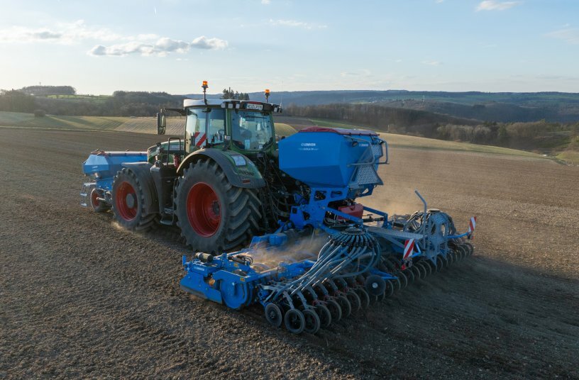 Die aktive Saatbettbereitung und der im Heck verbaute Saatgutbehälter machen die LEMKEN Solitair MF einzigartig in diesem Arbeitsbreitensegment.<br>BILDQUELLE: LEMKEN GmbH & Co. KG