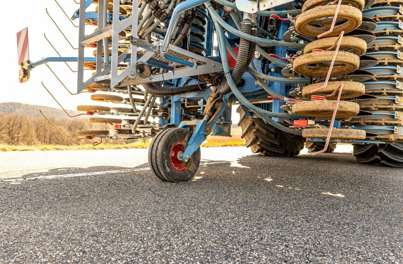 The transport support wheel increases safety during road transport.<br>IMAGE SOURCE: LEMKEN GmbH & Co. KG
