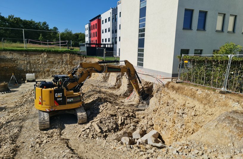 A 25-tonne crawler excavator and an EKT 100 drum cutter attachment from KEMROC during the excavation of a building in the Paderborn Technology Park. <br>IMAGE SOURCE: KEMROC