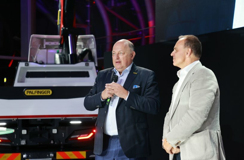 From left to right: Andreas Klauser (CEO, PALFINGER AG) and Hubert Palfinger (Chairman of the Supervisory Board, PALFINGER AG) highlight the technological importance of PALFINGER TEC cranes for the company.<br>IMAGE SOURCE: © PALFINGER/Franz Neumayr