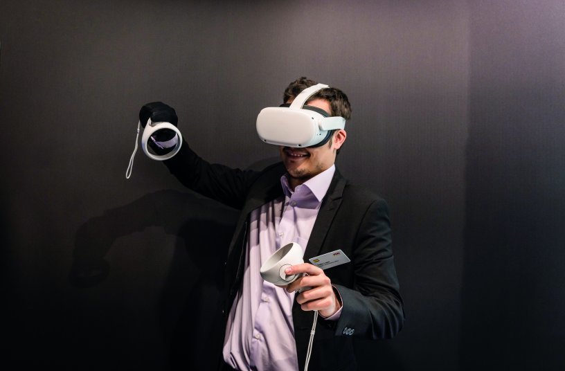 Mittels Augmented und Virtual Reality konnten Besucher Projekte virtuell begehen oder in die physische Umgebung projizieren. So begannen in München virtuelle und reale Welt miteinander zu verschmelzen. <br>BILDQUELLE: PERI SE