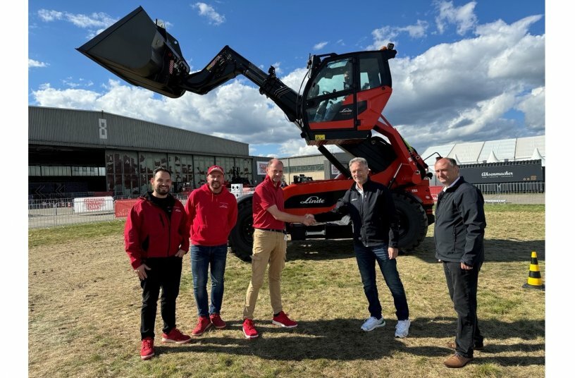 Company representatives from LINDE and SENNEBOGEN jointly present the new telehandlers in the characteristic colour scheme.<br>IMAGE SOURCE: SENNEBOGEN