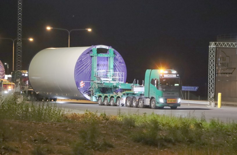Tower section of an EnVentus V162 turbine on its way to the Riskebo wind farm – with a Goldhofer RA 2-110 in action. <br> Image source: Goldhofer