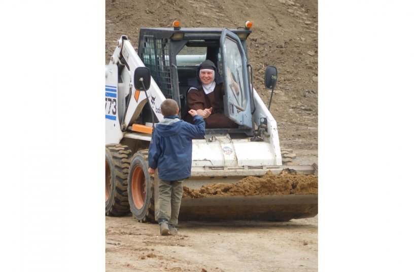 Sister Terezka quickly learnt to operate the Bobcat 773 loader <br> Image source: DOOSAN BOBCAT EMEA