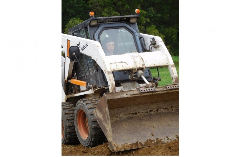 Sister Sára also operates the Bobcat loader <br> Image source: DOOSAN BOBCAT EMEA