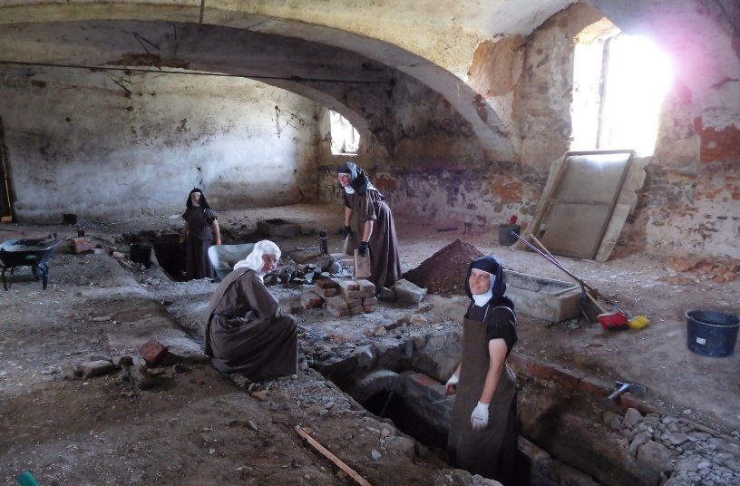 Nuns restoring the gallery system in the granary <br> Image source: DOOSAN BOBCAT EMEA