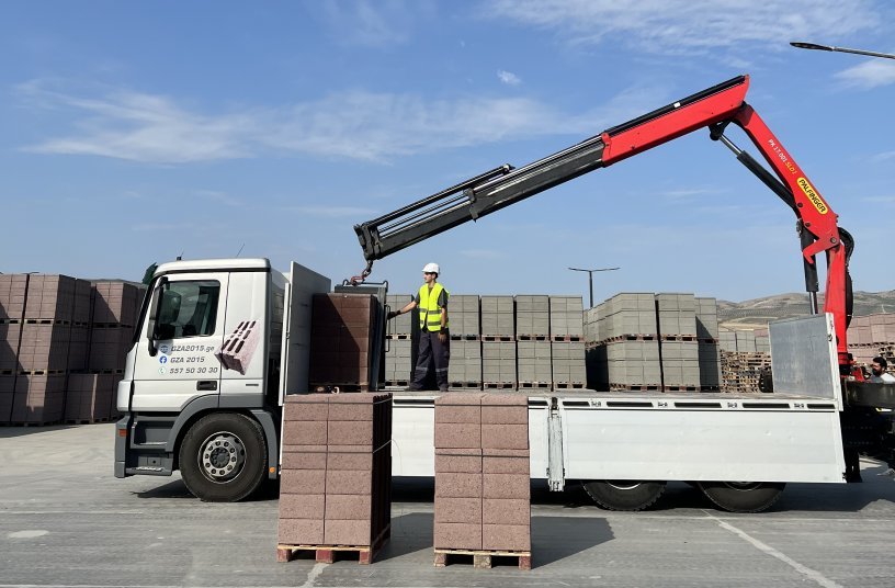 PALFINGER PK 17.001 SLD 3: Perfect for construction material deliveries, like block buildings. <br>IMAGE SOURCE: Palfinger AG