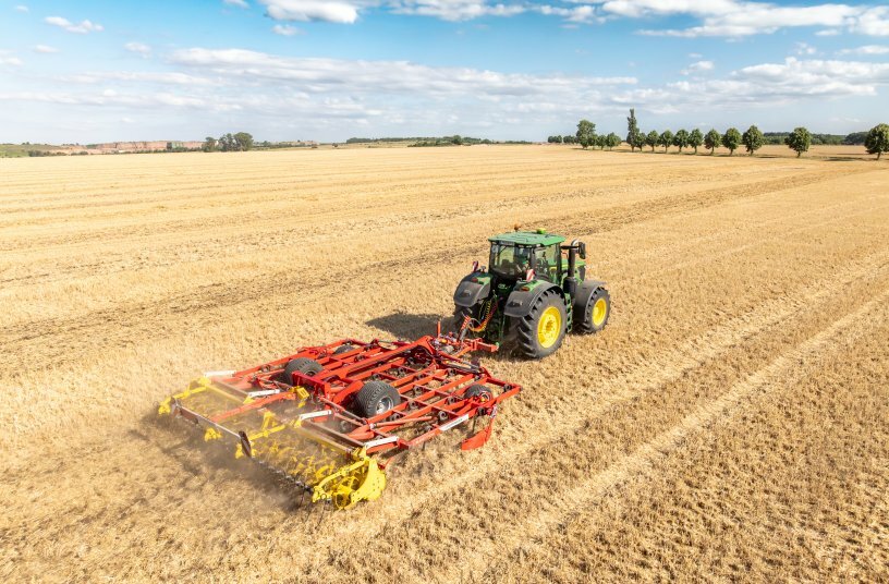 Whole surface movement despite shallow working depth<br>IMAGE SOURCE: PÖTTINGER Landtechnik GmbH
