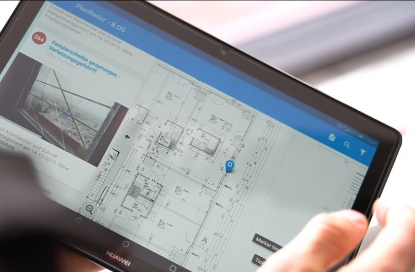 PlanRadar mobile in use <br> Image source: LECTURA Verlag GmbH