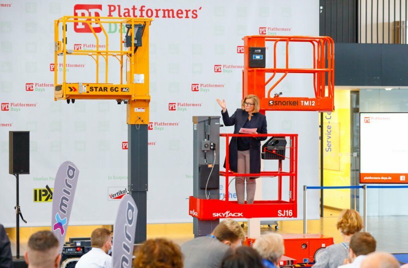 Die Geschäftsführerin der Messe Karlsruhe, Britta Wirtz, eröffnet die Platformers' Days.<br>BILDQUELLE: Messe Karlsruhe/ Jürgen Rösner