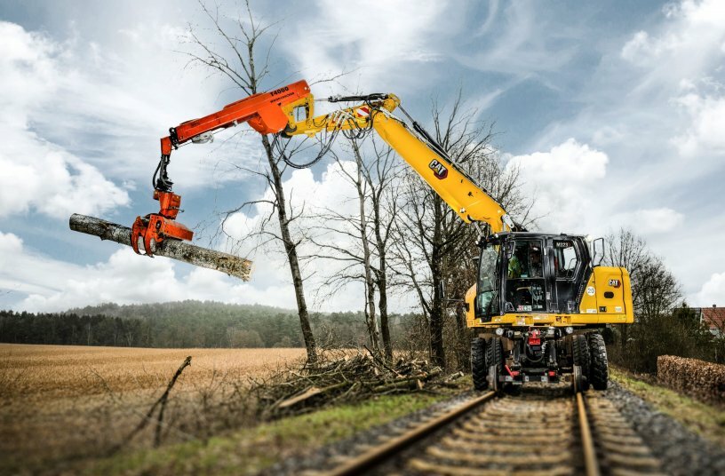 Zeppelin präsentiert auf der iaf den Cat Zweiwegebagger M323 mit unterschiedlichem Antriebskonzept.<br>BILDQUELLE: Zeppelin