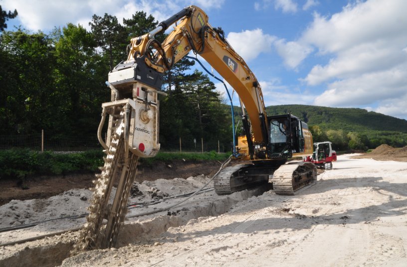 Mixing and stabilising soil by the addition of a cement suspension in a binding agent – using the KSI injection attachment from KEMROC, stable soil cement structures can be created in-situ. Engineers at PORR used the attachment when constructing a retention basin in Pottenstein (Lower Austria). <br> Image source: KEMROC