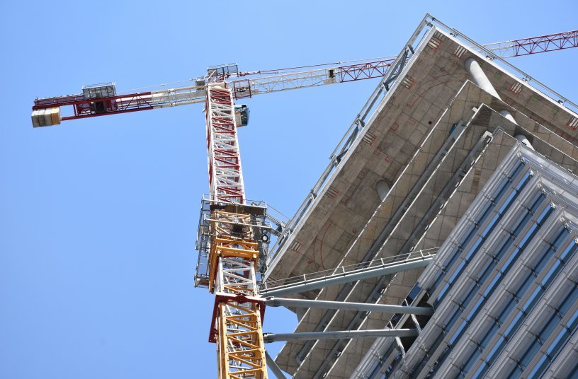 Potain MD 365 and MD 208 construct Italy’s first zero-energy skyscraper, the GIOIA 22 “Shard of Glass” <br> Image source: MANITOWOC COMPANY, INC. 