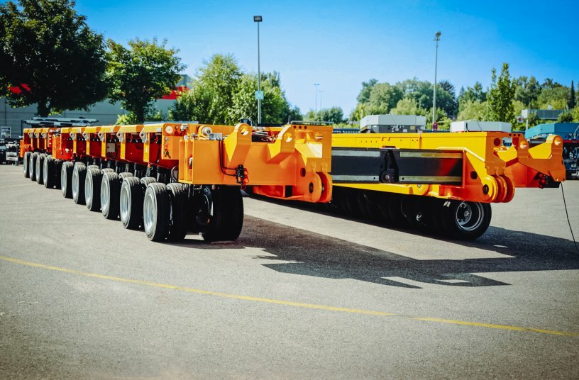 PST/SL-E split in action: Adapting to the load by changing the width between 10’ and 17’ - made easy in less than 5 minutes.<br>IMAGE SOURCE: Goldhofer