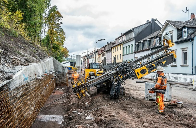 Umfangreiche Hangsicherung: Spesa führt Rückbau und Bahndammsicherung in Kaiserslautern aus<br>BILDQUELLE: © BAUER GROUP