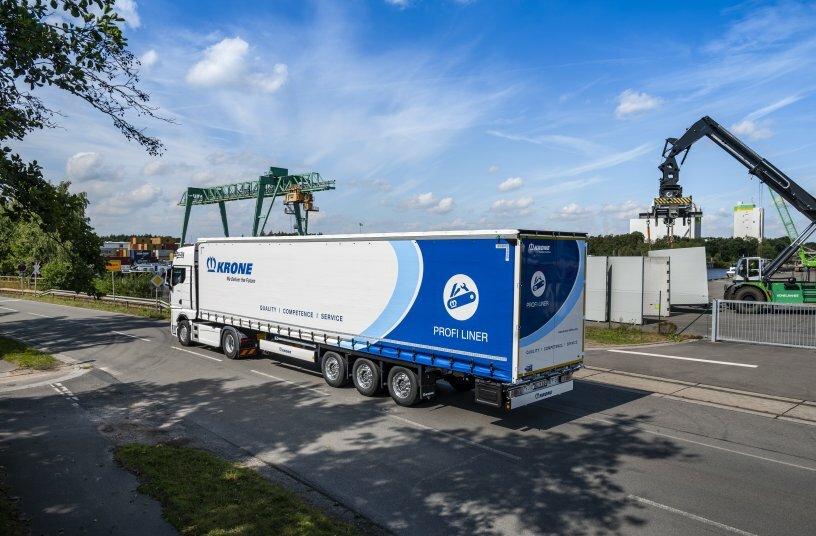 Profi Liner Fahraufnahme Hafen<br>IMAGE SOURCE: KRONE Commercial Vehicle Group