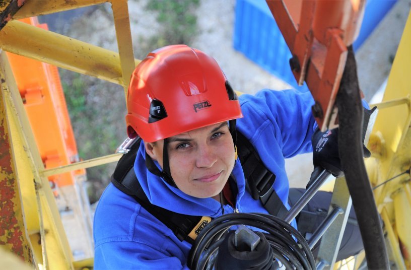 Miriam Winter bei ihrem Aufstieg zur Höhenrettung, die im Rahmen der Trainerausbildung PSAgA auf einem Kran stattfindet, der zum AST Übungsgelände gehört. <br> Bildquelle: AST GmbH
