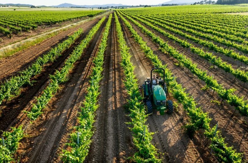 John Deere Introduces New 5EN Tractor Series: Compact Power for Specialty Farming<br>IMAGE SOURCE: John Deere Walldorf GmbH & Co. KG