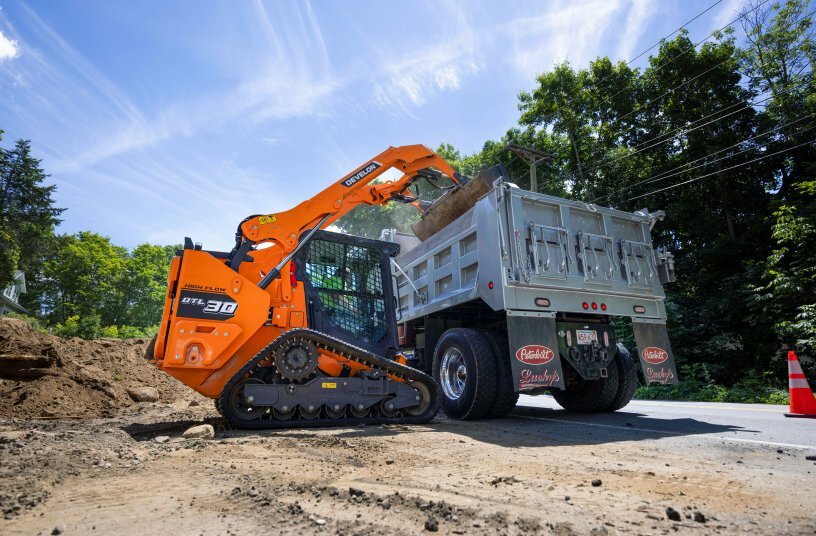 DEVELON Introduces DEF-Free Compact Track Loaders<br>IMAGE SOURCE: DEVELON
