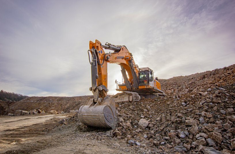 The enlarged, reinforced bucket is ideal for extracting solid rock.<br>IMAGE SOURCE: Liebherr-International Deutschland GmbH