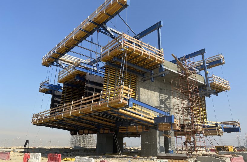 The Doka Cantilever Forming Traveller offers formwork and shoring from a single source. The ideal balance between support structure and formwork enables the construction of 470 m of the main bridge. <br> Image source: Doka