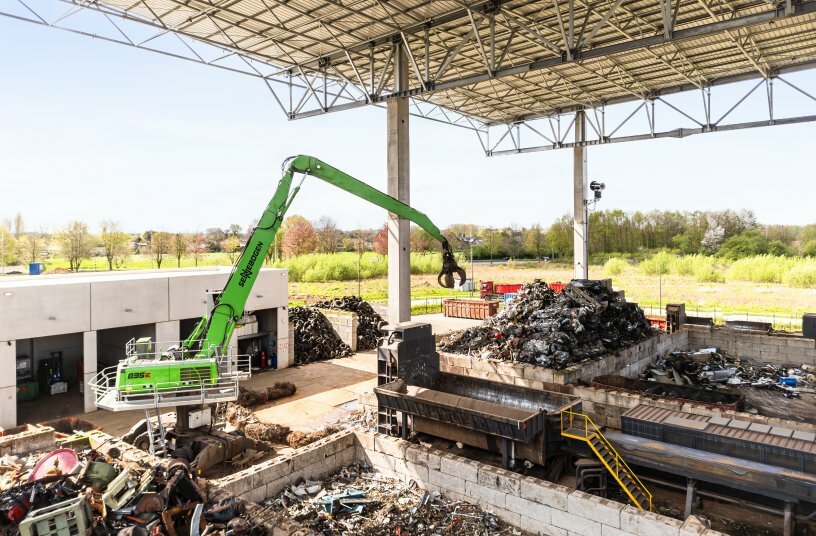 The pylon on the Sennebogen model 835 E provides a better view of the working environment.<br>IMAGE SOURCE: SENNEBOGEN