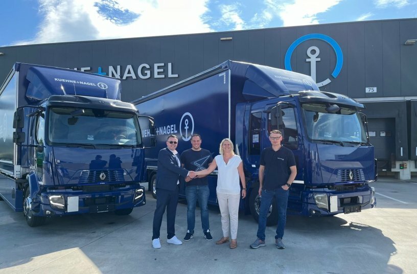 v.l.n.r. Peter Hlavac (Teamleiter Key Account Renault Trucks), Martin Frisch, Simone Fuchs, Ewgenij Mohr (Vertreter des Road-Teams von Kühne+Nagel Deutschland)<br>BILDQUELLE: Renault Trucks Deutschland
