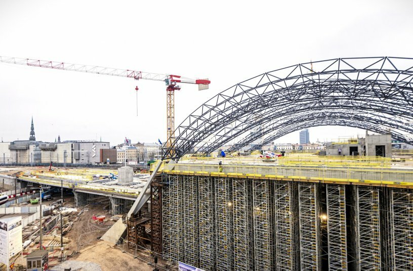 Doka products play a key role in constructing the wide-span steel structure and huge glazed roof of the Central Station.<br>IMAGE SOURCE: © Rail Baltica