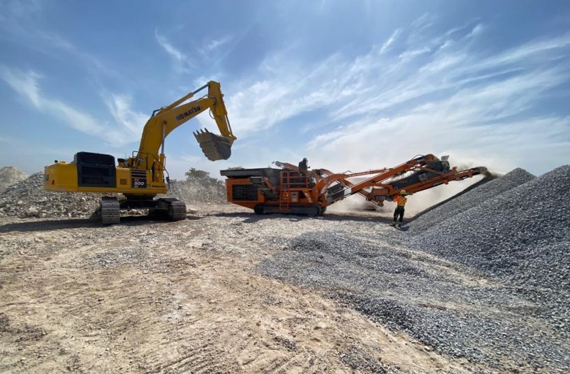 Crushing dolomite limestone with the Rockster impact crusher R1100S to 0 / 32mm. The high-quality, cubic final material is later sold for cement production.