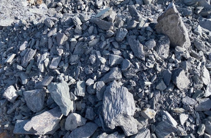 600,000 tons of dolomite limestone with a diameter of up to 800mm is crushed annually by T.M.Q. to a final product size of 0/32 mm. <br> Image source: MB Crusher Press Office