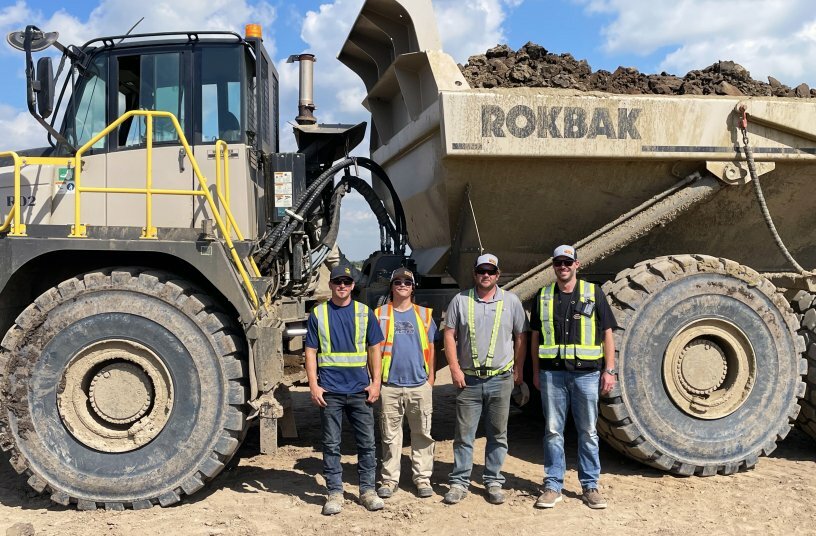 Scott Ritchie, Vorarbeiter bei Boden Sand & Gravel, Ryan Skjonsberg, Fahrer bei Boden S&G, Brad Boden, Supervisor bei Boden S&G, und Scott Letkeman, Verkäufer bei Headwater Equipment.<br>IMAGE SOURCE: Rokbak