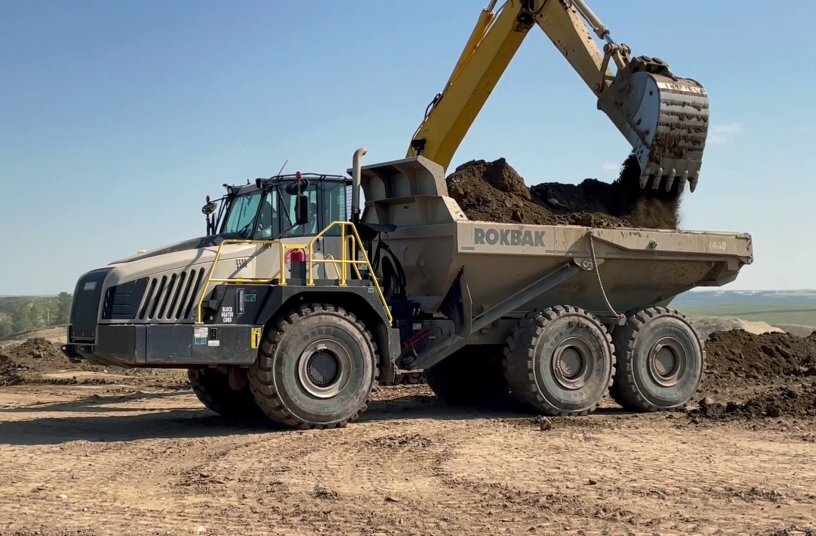 Rokbak RA40 wird in der Edberg-Grube mit Abraum beladen.<br>IMAGE SOURCE: Rokbak