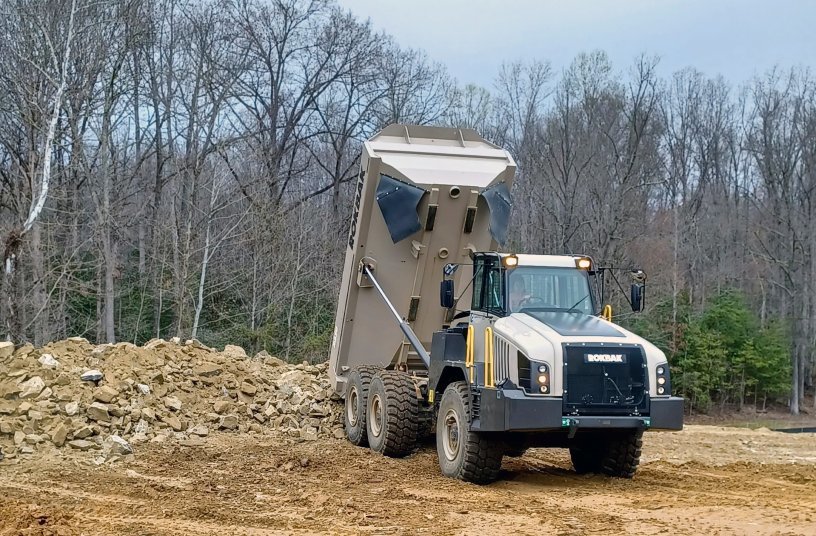 Der RA30 transportiert große mengen Fels in der hinteren Breich des Baustelle.<br>BILDQUELLE: Rokbak