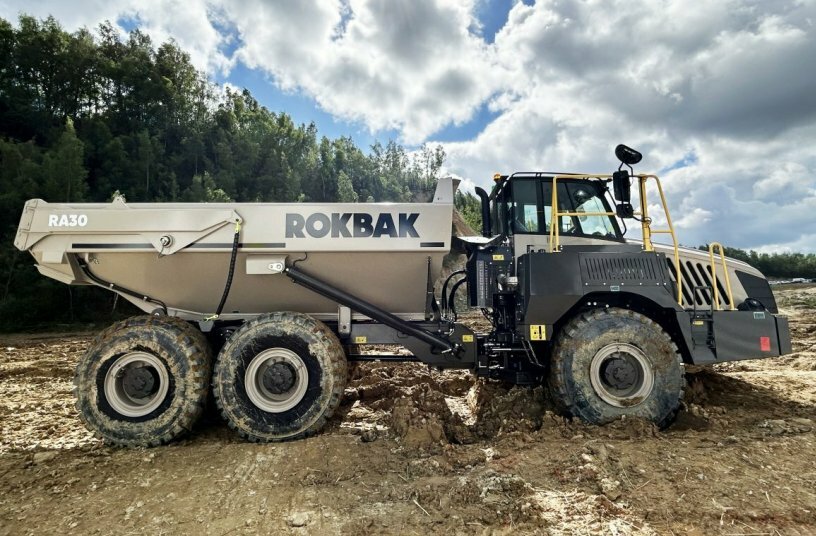 Ein knickgelenkter Muldenkipper Rokbak RA30 wird bei der Lyon-Etappe der Le Dig Tour 2025 dabei sein.<br>BILDQUELLE: Rokbak
