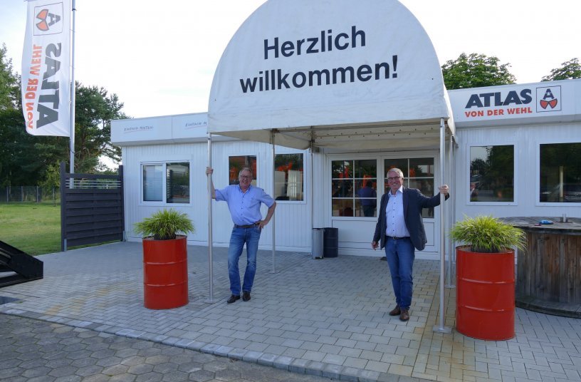 Ronald Figiel (Standleiter) und Reinhard von der Wehl (Geschäftsführer), beide ATLAS von der Wehl-Gruppe (v. l.), freuen sich auf den persönlichen Kontakt mit den Besuchern der NordBau. <br> Bildquelle: Atlas GmbH